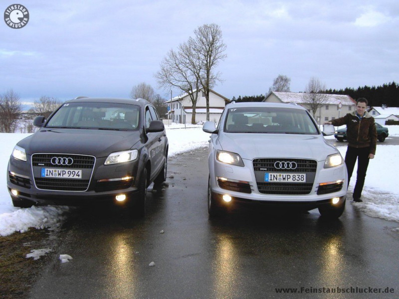 Alex neben zwei Audi Q7