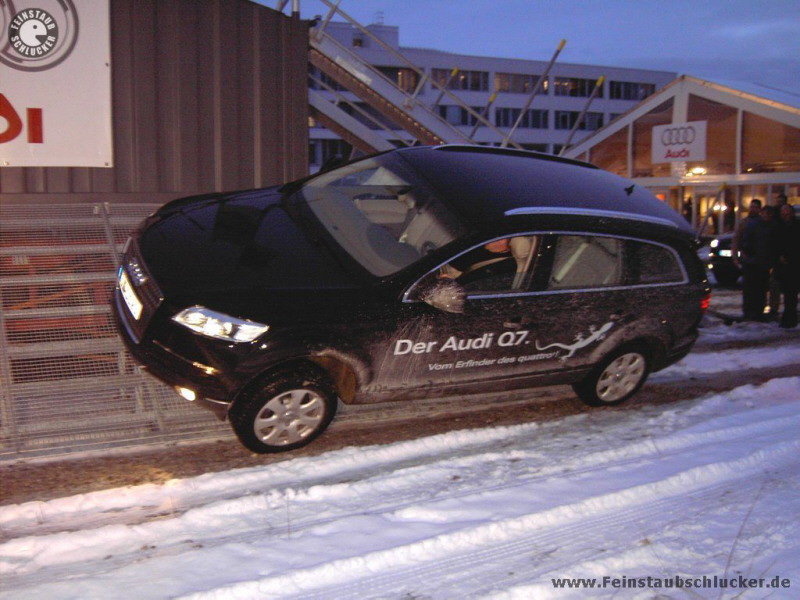 Audi Q7 in Schrglage - Seite vorn