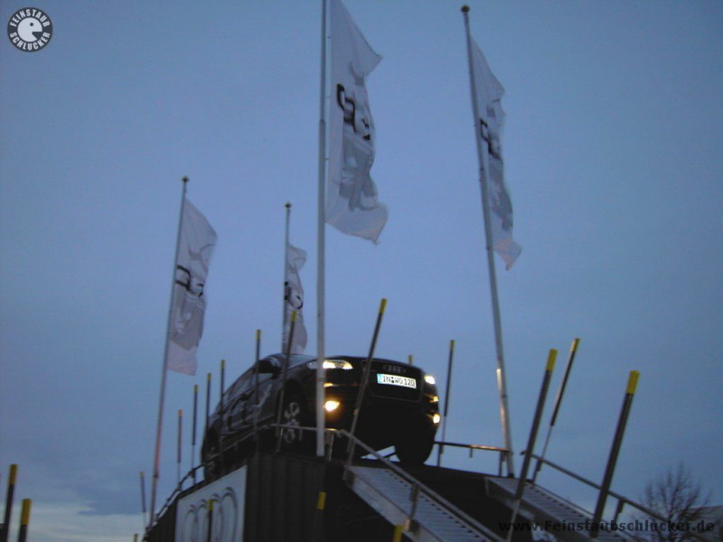 Audi Q7 kurz vor dem Abstieg des Gelndeturms