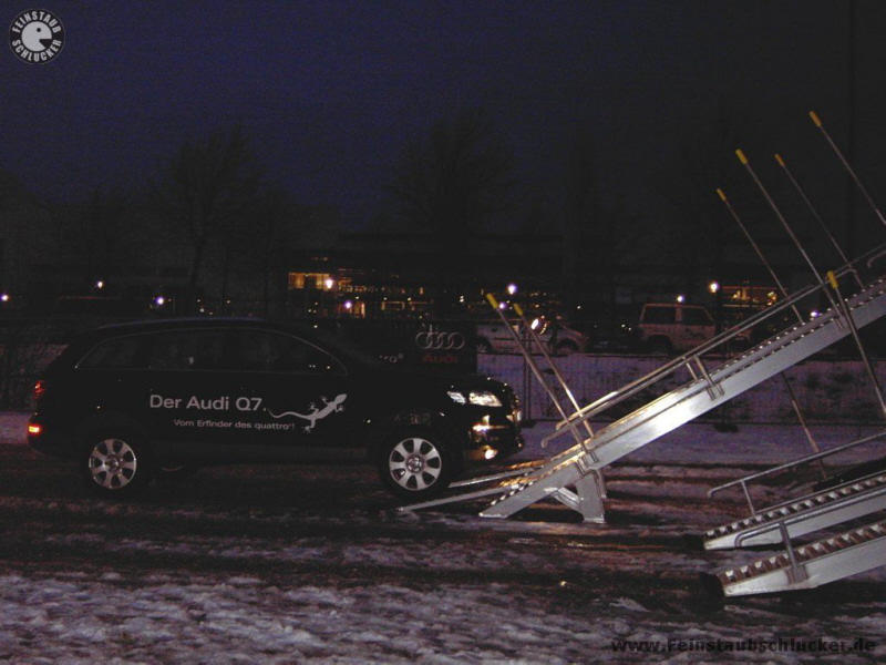 Audi Q7 kurz vor dem Anstieg auf den Gelndeturm - Nacht
