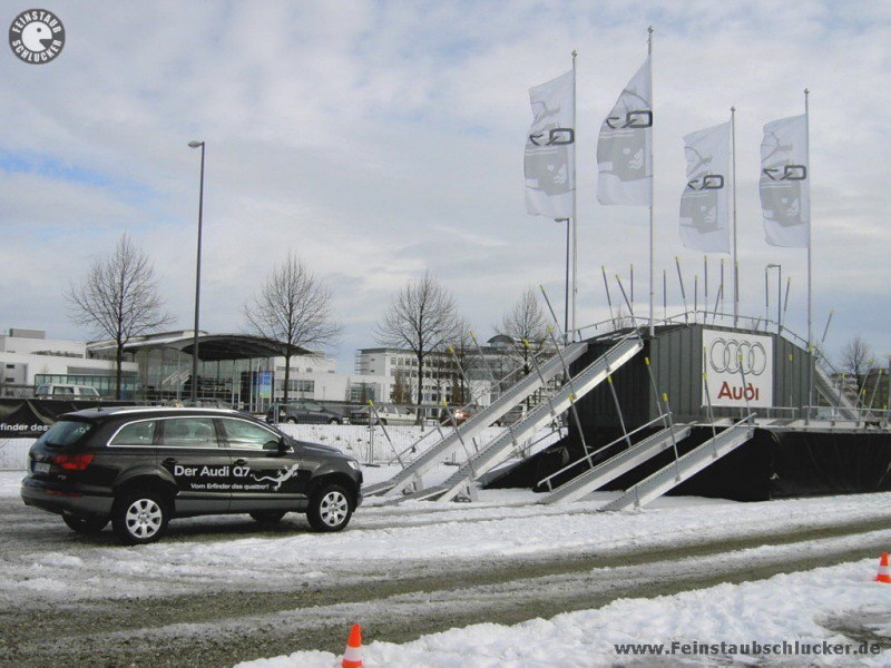 Audi Q7 vor dem Gelndeturm