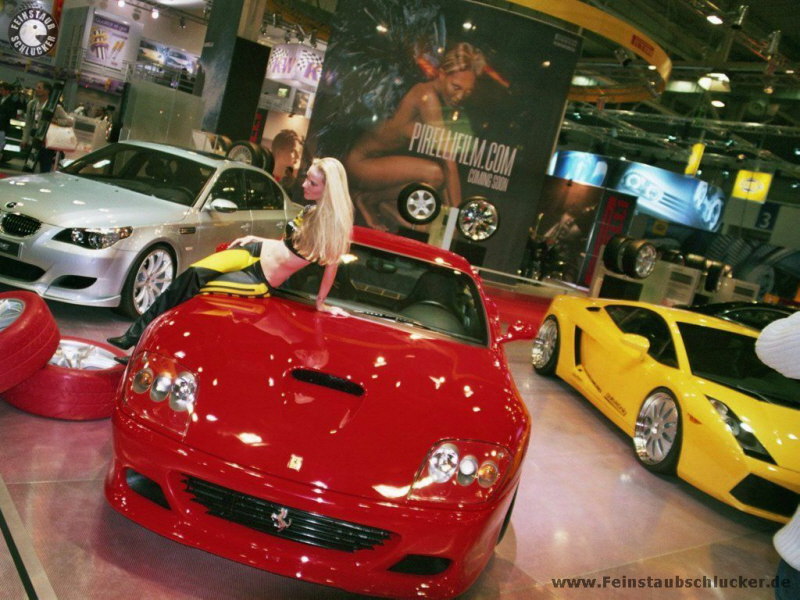 BMW M5, Ferrari, Lamborghini Gallardo und Blondine