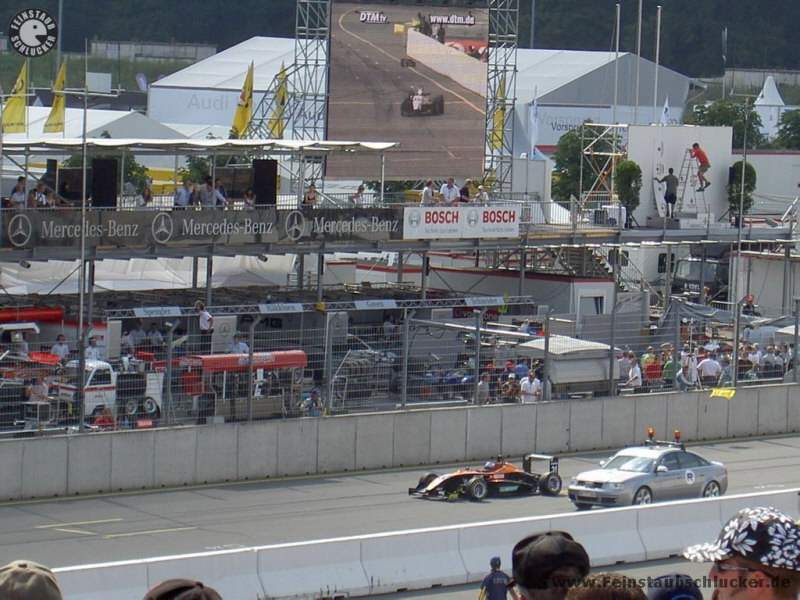 Formel 3 - Audi RS6 berholt Formel-3-Fahrzeug