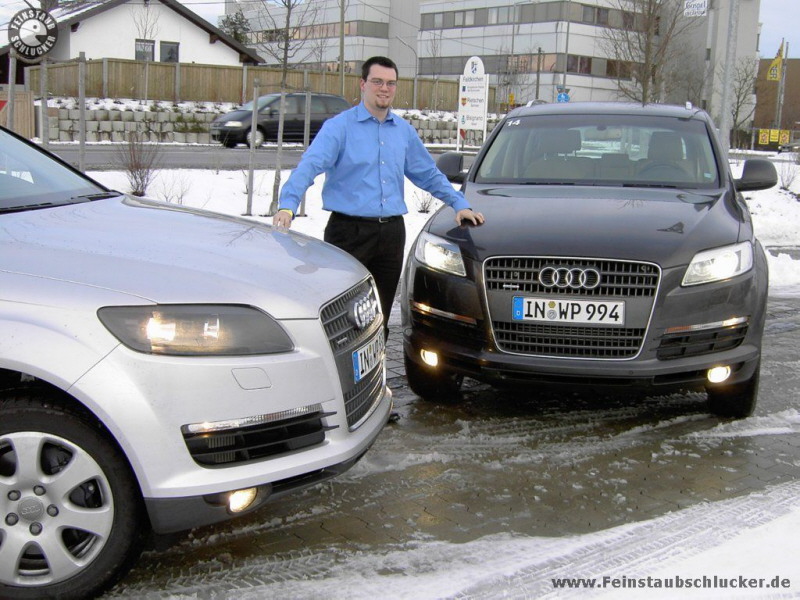 Marko zwischen zwei Audi Q7 - nah