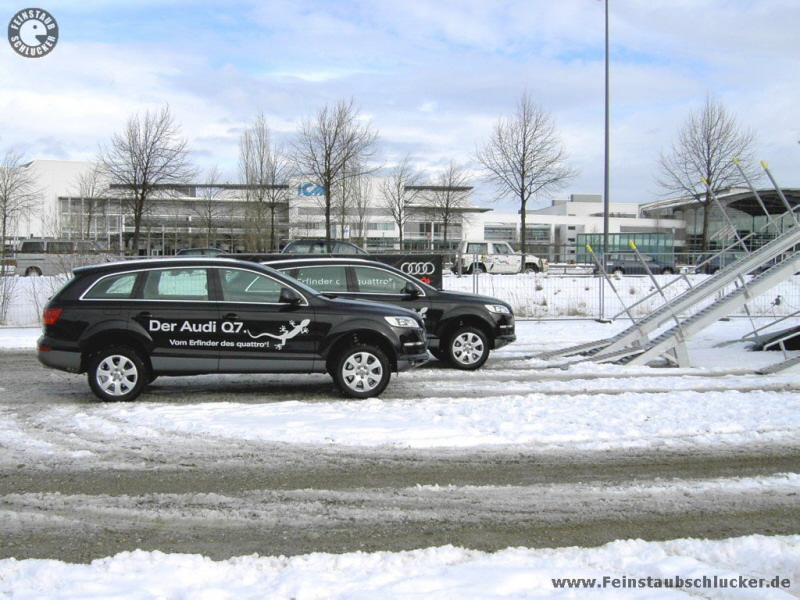 Zwei Audi Q7 vor dem Gelndeturm